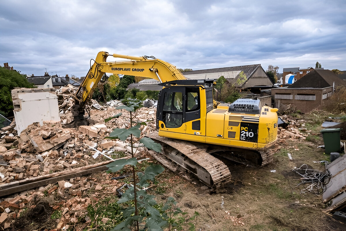 Bagger bei Abrissarbeiten in Berlin
