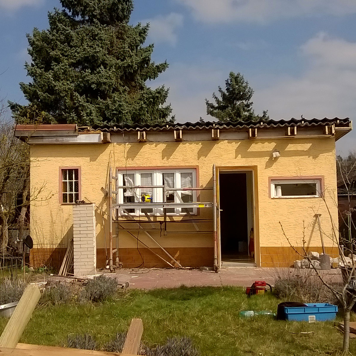 Professioneller Gartenlauben-Abriss in Aktion